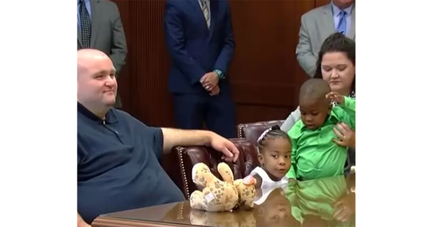 Foster parents won't split up 5 young siblings, asks for adoption papers instead - picture 4