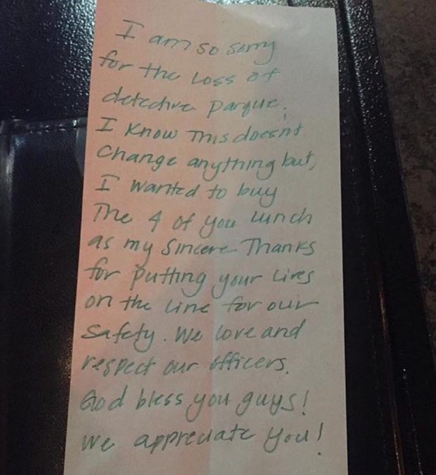 Four Cops Go Out To Lunch, Stunned When They See What’s Written On Check - picture 3