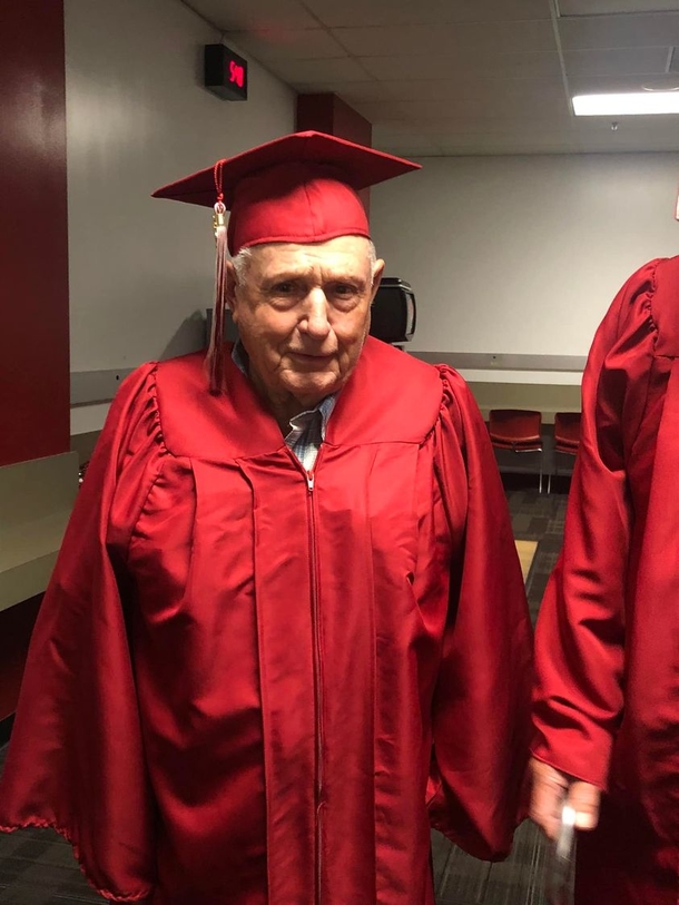 Four veterans finally receive their diplomas almost 70 years after they left high school to join the Air Force - picture 2