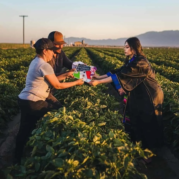 From laborer to college graduate: student gives honor tribute to her parents with inspiring photos - picture 2