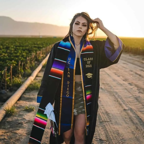 From laborer to college graduate: student gives honor tribute to her parents with inspiring photos - picture 3