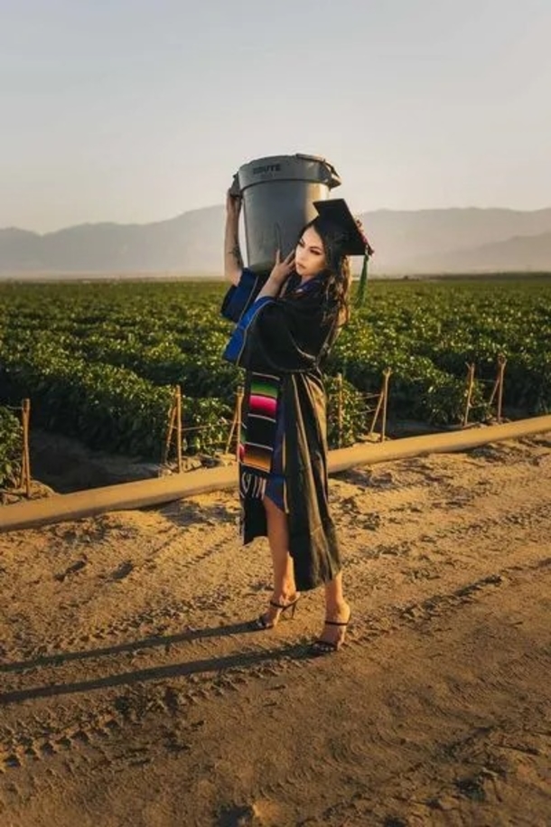 From laborer to college graduate: student gives honor tribute to her parents with inspiring photos - picture 4