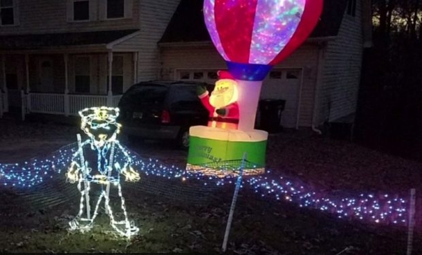 Frustrated Homeowner Created Strange Christmas Display, Gets Attention Of Law Enforcement - picture 2