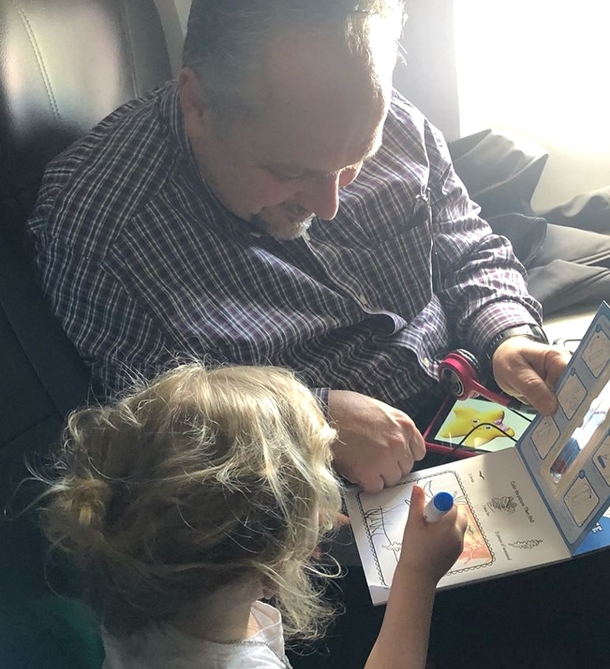 Frustrated Mother Of 2 Can't Get Her Kids To Relax On Plane. Stranger Suddendly Takes Action - picture 2