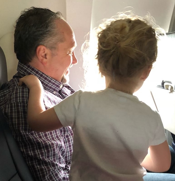 Frustrated Mother Of 2 Can't Get Her Kids To Relax On Plane. Stranger Suddendly Takes Action - picture 3