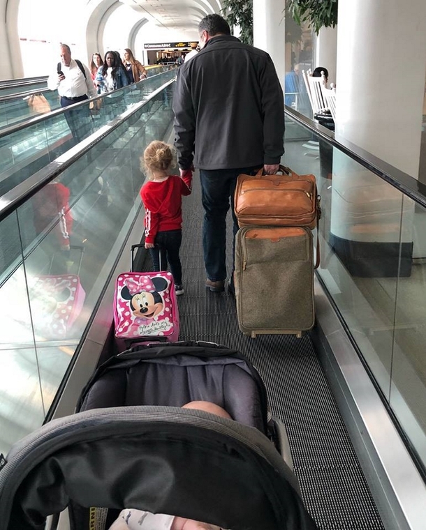 Frustrated Mother Of 2 Can't Get Her Kids To Relax On Plane. Stranger Suddendly Takes Action - picture 4