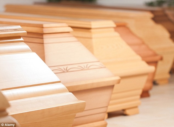 Funeral Home Director Gets Shock Of His Life When He Opens Casket - picture 3