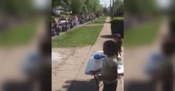 Gang Of “Tough” Bikers Take Over Small Girl’s Lemonade Stand, Helps Her Sell Out Instantly - picture 2