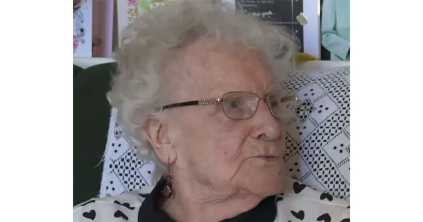 Garbage man arrives with a birthday cake for 100-year-old woman, and she can’t hide her emotion - picture 2