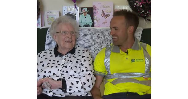 Garbage man arrives with a birthday cake for 100-year-old woman, and she can’t hide her emotion - picture 3