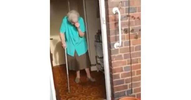 Garbage man arrives with a birthday cake for 100-year-old woman, and she can’t hide her emotion - picture 5