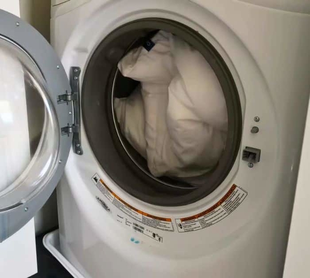 Get Your Pillow Looking Brand New with This Genius Cleaning Hack! - picture 2