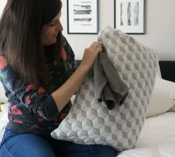 Get Your Pillow Looking Brand New with This Genius Cleaning Hack! - picture 3