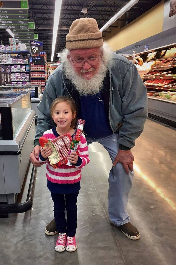Girl Asks Strange Man Question, Tracks Her Down When Mom’s Not Looking - picture 3