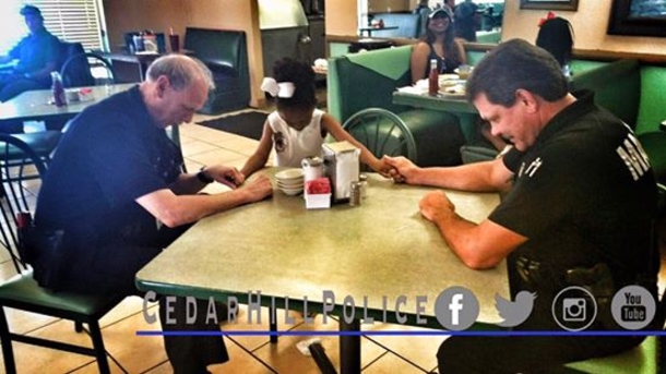 Girl Stuns Texas Cops With Shocking Question, Then They Look Behind Her - picture 3