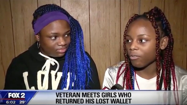 Girls discover a veteran’s wallet stuffed with cash, see the ID and immediately knock on his door - picture 2