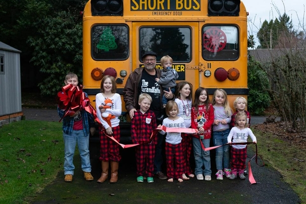 Grandfather bought a school bus so he can drive all 10 of his grandchildren to school every day - picture 2