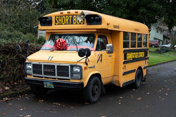 Grandfather bought a school bus so he can drive all 10 of his grandchildren to school every day - picture 3