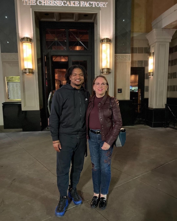 Grandma and a stranger she accidentally texted in 7 years ago keep Thanksgiving tradition alive for 7th year in a row - picture 2