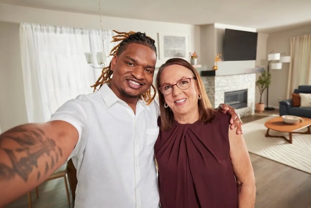 Grandma And The Stranger She Texted On Accident Years Ago Will Spend 8th Thanksgiving Together - picture 2