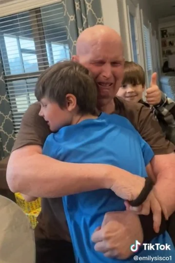 Grandpa Who Suffered Stroke Finally Hugs Grandkids For The First Time In 8 Yrs With The Help Of A Simple Gadget. - picture 2