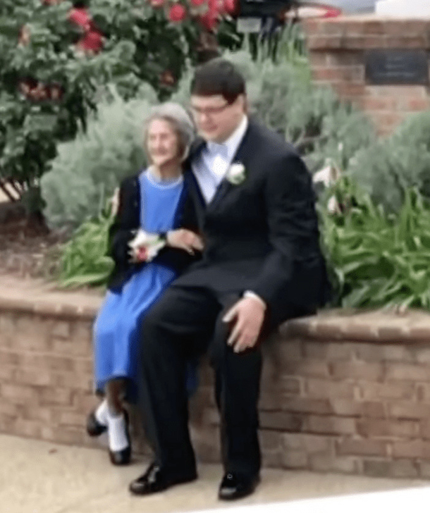 Grandson takes his grandmother to prom to make good memories during her last months of life - picture 2