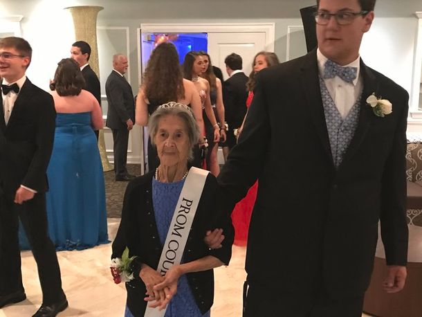 Grandson takes his grandmother to prom to make good memories during her last months of life - picture 5