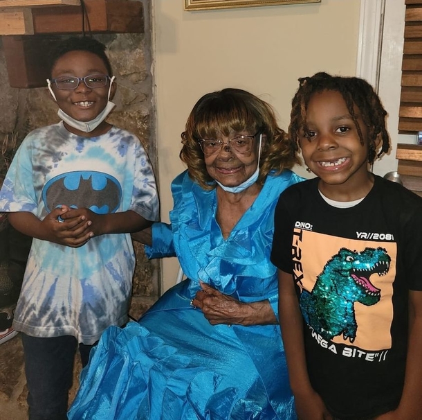 Great-grandmother turns 100, continues to attend church and collects donations for grieving families - picture 2