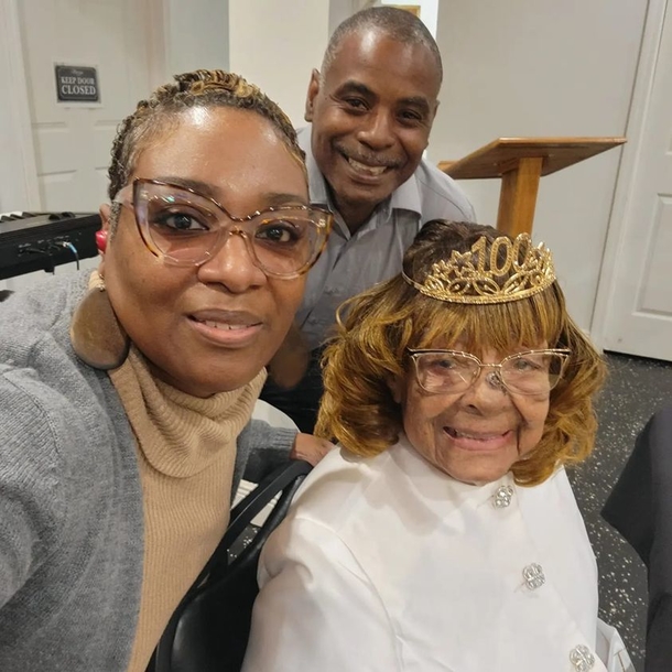 Great-grandmother turns 100, continues to attend church and collects donations for grieving families - picture 3