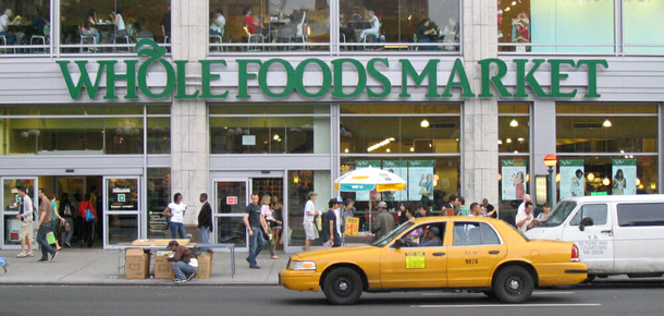 Grocery store calls police after woman is caught shoplifting — but instead, the cops decide to pay for her groceries. - picture 2