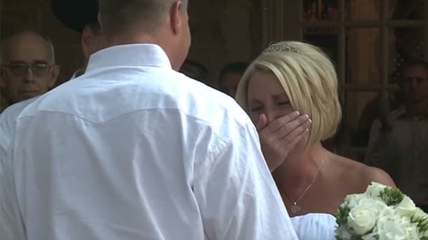 Groom in wheelchair does something behind bride’s back on their wedding day, reveals surprise of a lifetime - picture 4