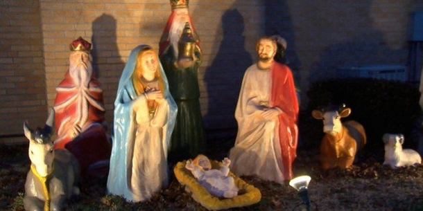 Group Gets Odd Tip To Check Nativity Scene, Finds Hidden Miracle Under Jesus - picture 2