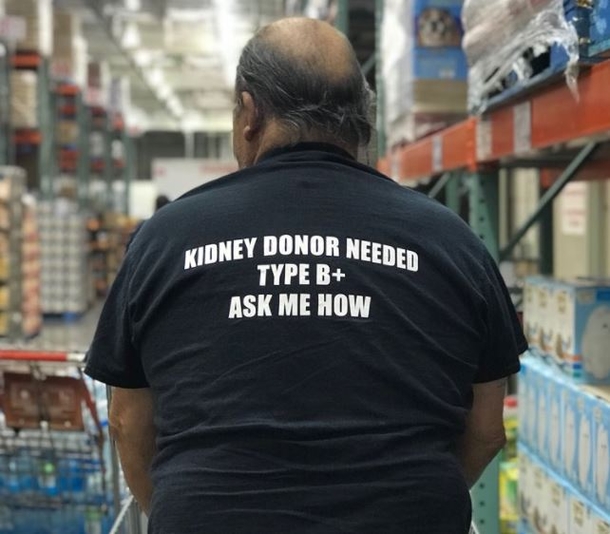 Group Of Teens At Costco Spot The Back Of This Man’s Shirt And Rushes For Her Phone For Help - picture 2