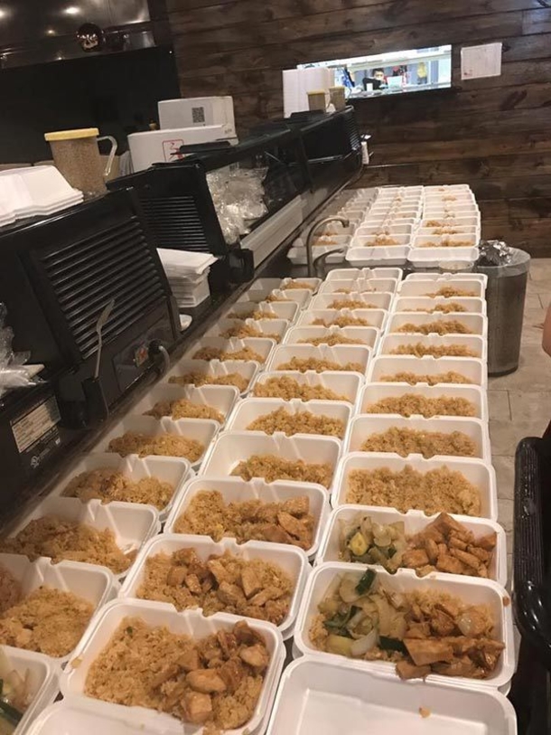 Guys cooked over 1,000 meals for hurricane victims for free – no one in the media paid this attention - picture 3