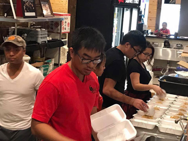 Guys cooked over 1,000 meals for hurricane victims for free – no one in the media paid this attention - picture 5