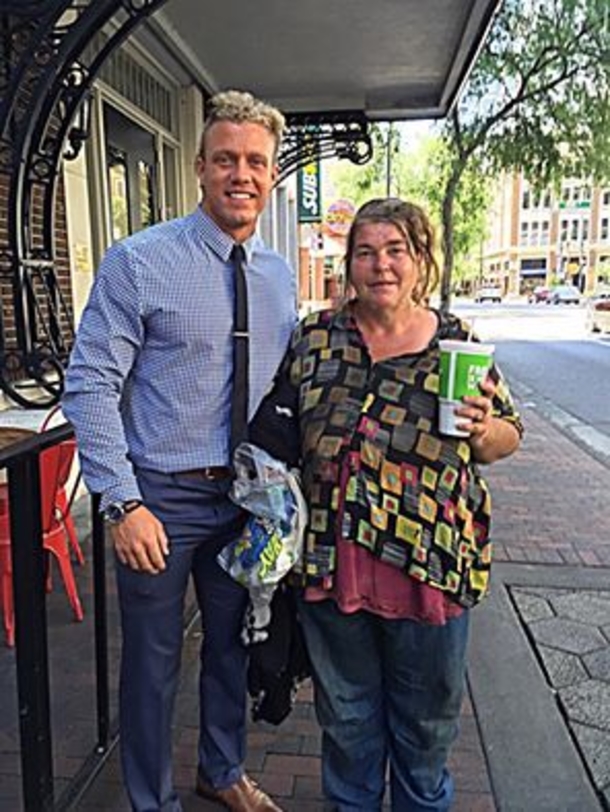 He Eats Lunch With This Homeless Woman Every Week But Then He Realizes How She Uses Her Money. WOW! - picture 2
