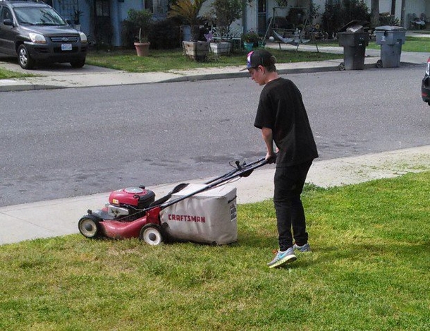 He Hears Loud Noise Out Front, Snaps Pic When He Sees What Teen Was Doing - picture 3