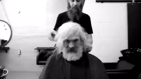 HE OFFERED TO CUT HOMELESS MAN’S HAIR. BUT THE MAN WAS NOT EXPECTING THIS - picture 2