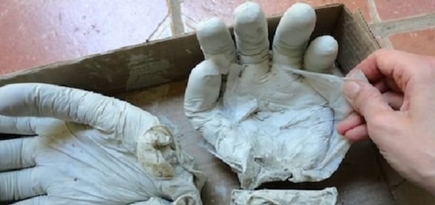 He Pours Cement In Plastic Gloves And Two Days Later... WOW! This Looks Amazing... - picture 4