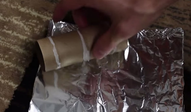 He Wraps An Empty Toilet Paper Roll In Tin Foil And It’s The Best Holiday Hack I’ve Seen [video] - picture 2