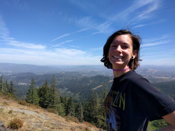 Healthy Woman Starts Vomiting While Hiking, Serious Warning Issued When She Passes Away Unexpectedly - picture 2