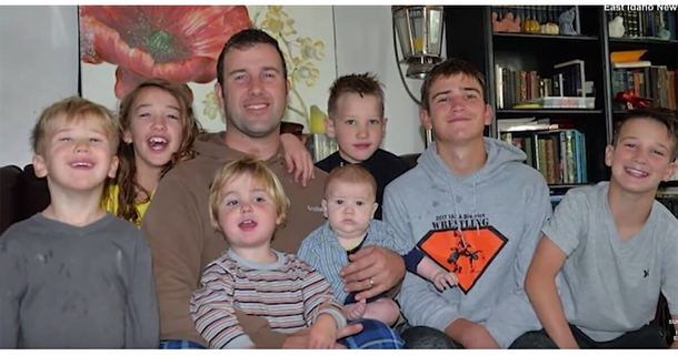 Heartbroken father of 7 kids breaks down in tears when this 'Secret Santa' tells him Christmas came early - picture 2