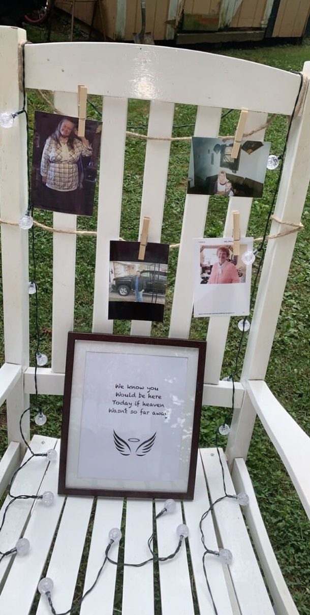 Heartbroken Grandpa Sits Alone Next To Late Wife's Memorial During Granddaughter's Wedding - picture 2