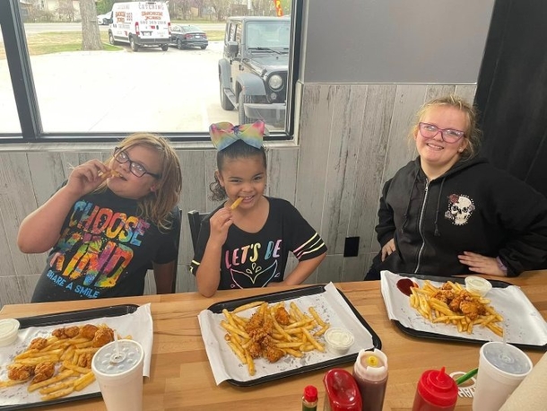 Heartwarming Discovery Ends Restaurant's Search for Mystery 'French Fry Girl' - picture 2