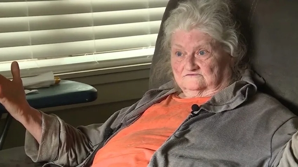 Heartwarming video footage of airman assisting elderly woman with her groceries goes viral - picture 2