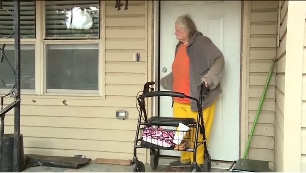 Heartwarming video footage of airman assisting elderly woman with her groceries goes viral - picture 4