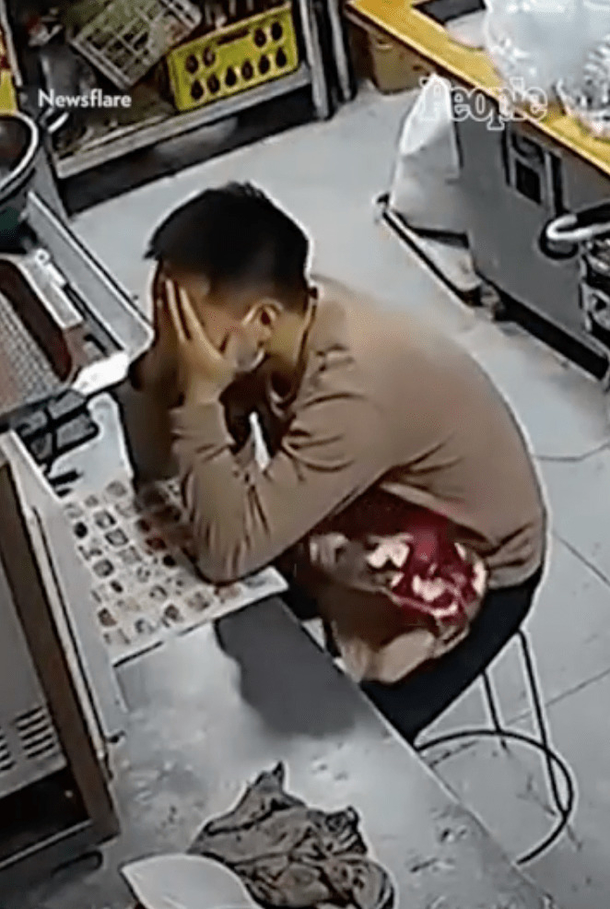Heartwarming video of little girl putting a jacket over her hardworking Father goes viral - picture 3