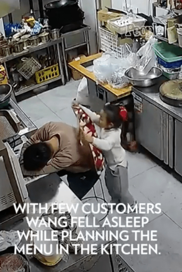 Heartwarming video of little girl putting a jacket over her hardworking Father goes viral - picture 4