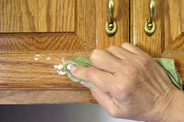 Her Everyday Household Items Remove Months Of Grease From Her Kitchen Cabinets - picture 4