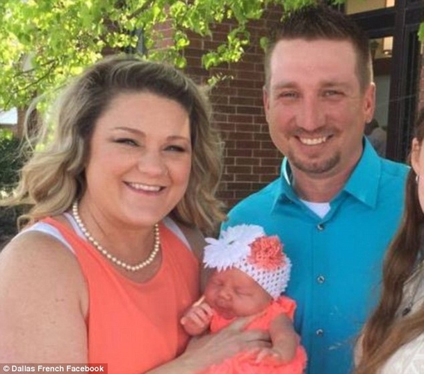 Her Newborn Baby Drops Milk On Restaurant Floor, But She Is Shocked At How Her Waiter Reacts. WOW! - picture 3